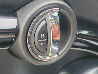 2023 MINI Hardtop 2 Door — photo 10 view