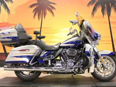 2017 Harley-Davidson® FLHTKSE - CVO™ Limited — front three-quarter view