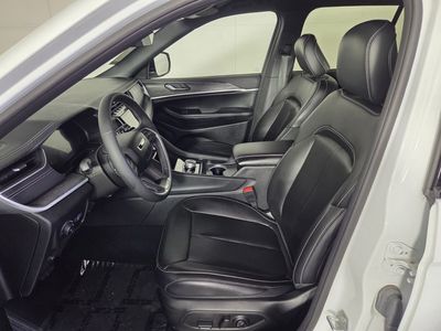 2025 Jeep Grand Cherokee — photo 11 view