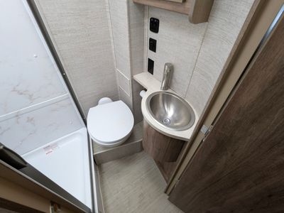 2021 Jayco Melbourne Prestige — photo 8 view