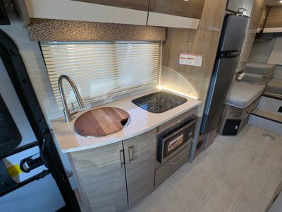 2021 Jayco Melbourne Prestige — interior view