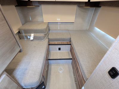 2021 Jayco Melbourne Prestige — photo 18 view