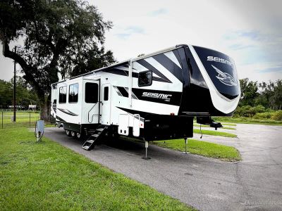 2024 Jayco Seismic — front three-quarter view