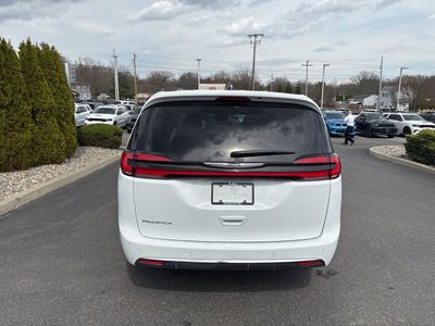 2024 Chrysler Pacifica Touring L - Photo 6