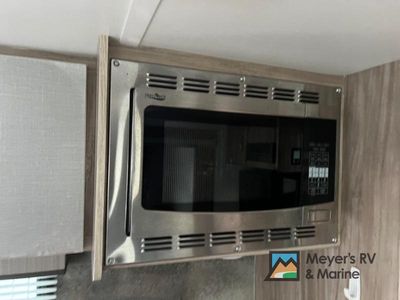 2022 Winnebago Industries Towables Micro Minnie FLX — photo 13 view