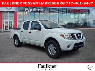 2016 Nissan Frontier 4WD Crew Cab SWB Auto SV in Glacier White — front three-quarter view