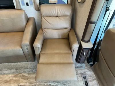 2022 Newmar KOUNTRY STAR — engine compartment view