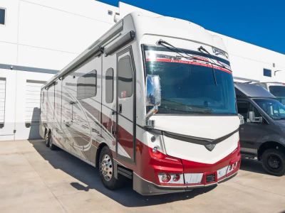 2027 Fleetwood DISCOVERY LXE — front three-quarter view