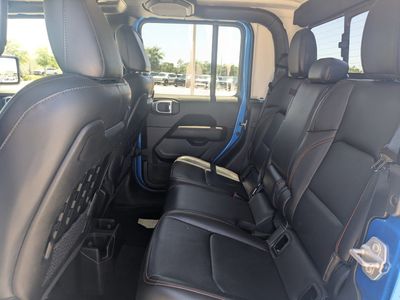 2022 Jeep Gladiator — photo 16 view
