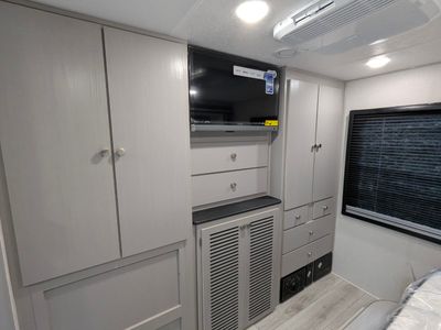 2026 Coachmen Entourage — photo 38 view