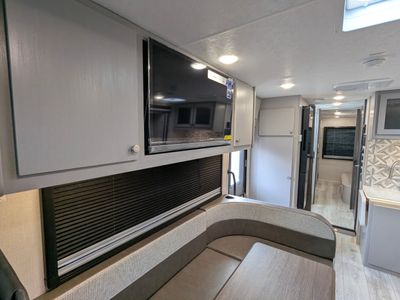 2026 Coachmen Entourage — photo 33 view