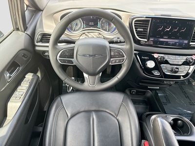 2025 Chrysler Pacifica - Photo 16