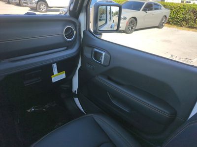 2026 Jeep Gladiator — photo 18 view