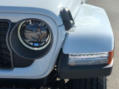2026 Jeep Gladiator — photo 10 view