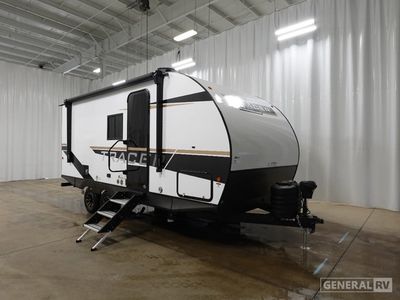 2025 Prime Time RV Tracer — front three-quarter view