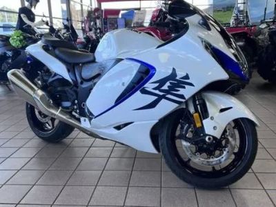 2026 Suzuki Hayabusa — front three-quarter view