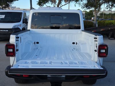 2026 Jeep Gladiator - Photo 16