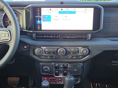 2026 Jeep Gladiator - Photo 21