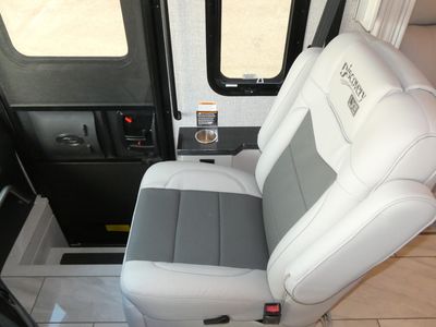 2026 Fleetwood Discovery LXE — photo 11 view