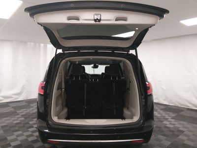 2023 Chrysler Pacifica — photo 11 view