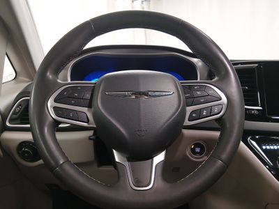 2023 Chrysler Pacifica — photo 12 view