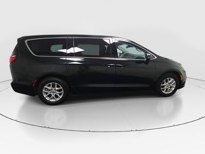 2023 Chrysler Pacifica — photo 8 view