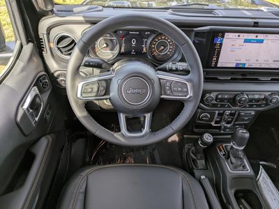 2025 Jeep Wrangler — photo 14 view