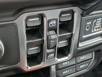 2025 Jeep Wrangler — photo 21 view