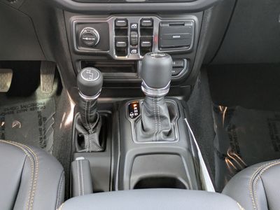 2025 Jeep Wrangler — photo 17 view