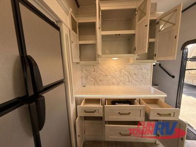 2022 Dutchmen RV Astoria — photo 16 view
