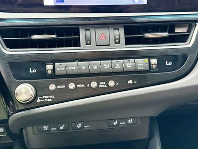 2023 Lexus ES - Photo 32