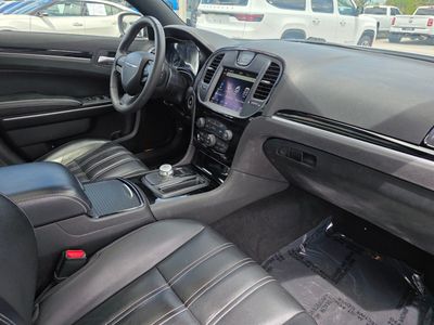 2023 Chrysler 300 - Photo 9