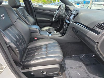 2023 Chrysler 300 - Photo 10