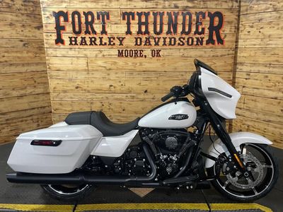 2025 Harley-Davidson FLHX - Street Glide — engine compartment view