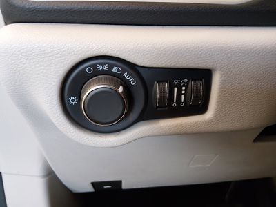 2023 Chrysler Voyager - Photo 13