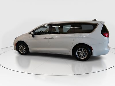 2023 Chrysler Voyager - Photo 4
