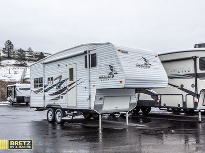 2007 Fleetwood RV Mallard — front three-quarter view