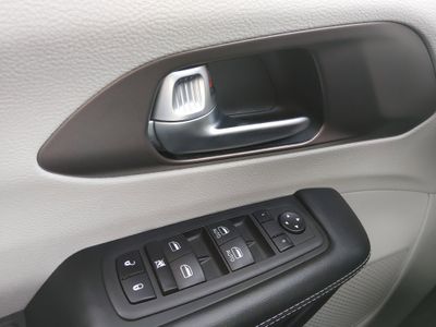 2023 Chrysler Voyager - Photo 19
