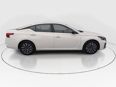 2025 Nissan Altima — photo 8 view