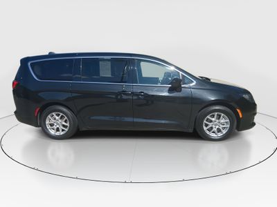 2023 Chrysler Voyager — photo 8 view