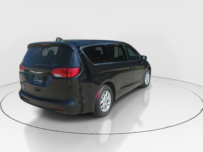 2023 Chrysler Voyager — photo 7 view