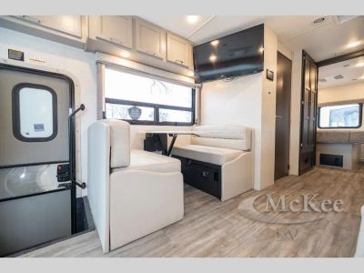 2025 Thor Motor Coach Luminate - Photo 18