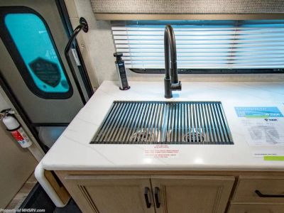 2027 Thor Motor Coach Magnitude Grand - Photo 17