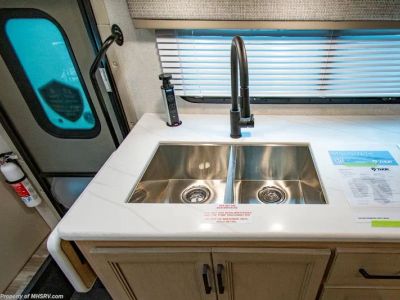 2027 Thor Motor Coach Magnitude Grand - Photo 18