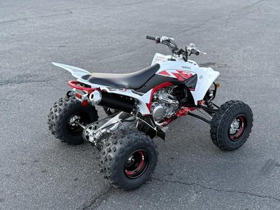 2026 Yamaha YFZ450R SE — rear three-quarter view