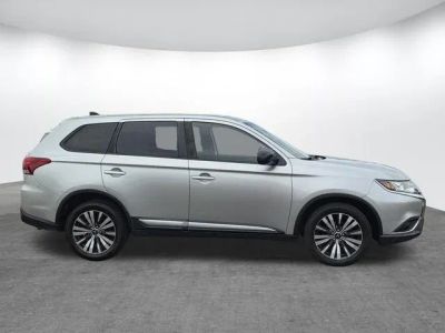 2019 Mitsubishi Outlander - Photo 2