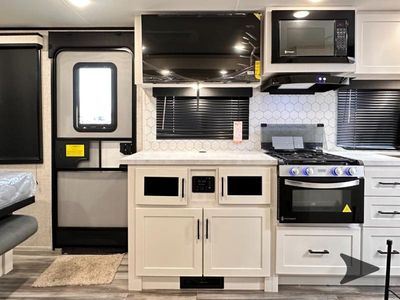 2025 Jayco Jay Feather — photo 39 view