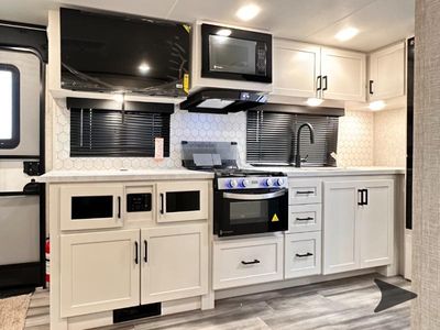 2025 Jayco Jay Feather — photo 26 view
