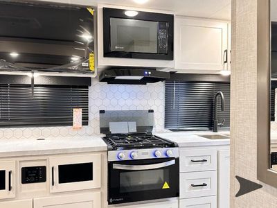 2025 Jayco Jay Feather — photo 27 view
