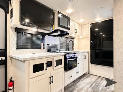 2025 Jayco Jay Feather — photo 25 view